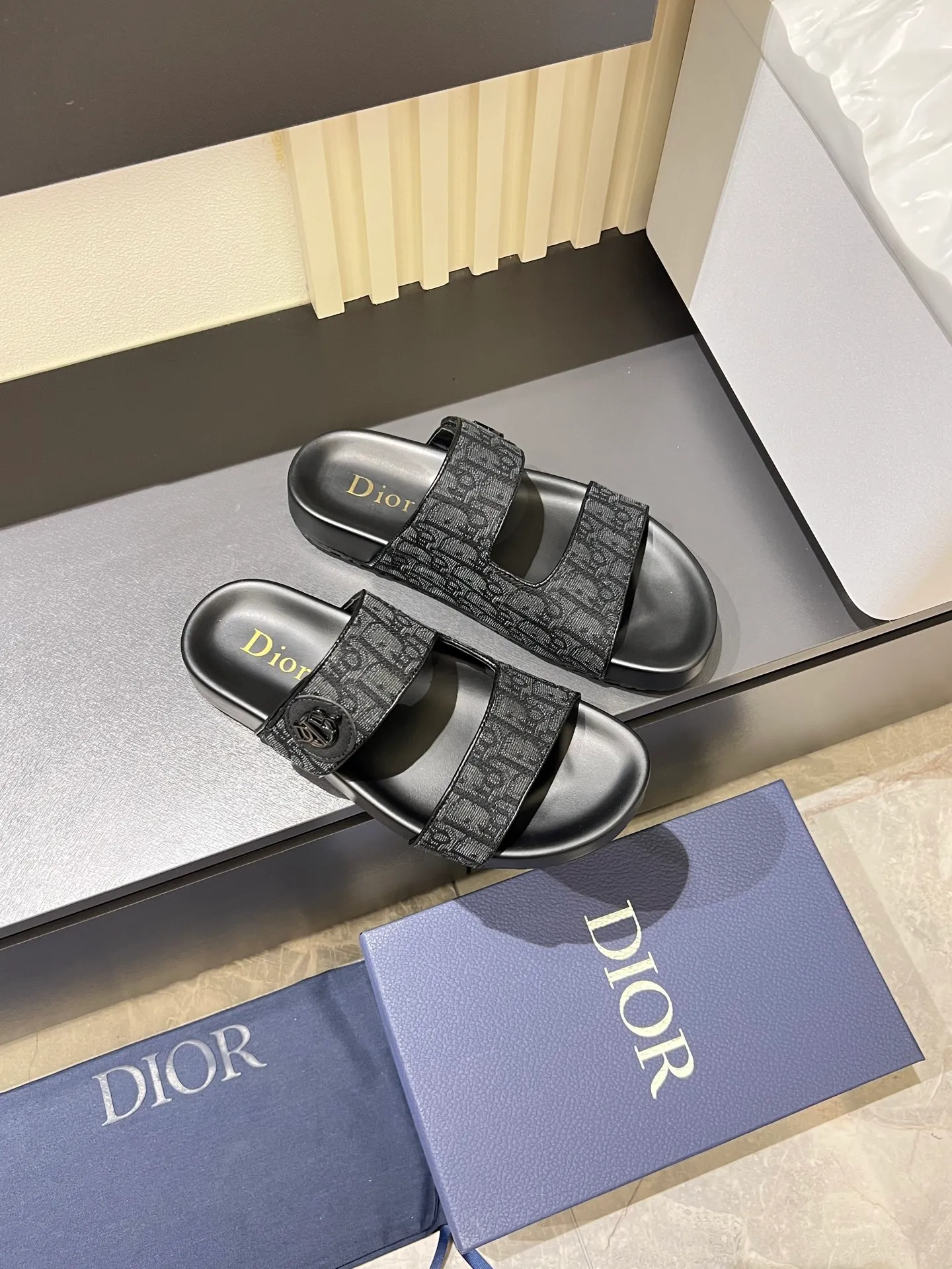 Men's men's shoes 💰p300 Size 38-45 Dior Dior's latest H-Town series Oblique thick sole slippers sandals Original purchase development and production This Dior H-Town sandals pay tribute to the classic logo of sports style and highlight Dior's high-end spirit. Crafted from black rubber with a beige and black Oblique printed upper, it's accentuated with tonal calfskin details. The rubber sole incorporates a variety of elements and is embellished with the Dior logo for a refined, futuristic look. Can be worn with shorts or jeans. Comes with exquisite packaging at the counter 🛍📦 ▪️ Fabric: Original customized imported Oblique embroidery ▪️ Lining: Imported soft sheepskin ▪️ Sole: Original molded ultra-light foam material ▪️ Bottom thickness: 4CM
